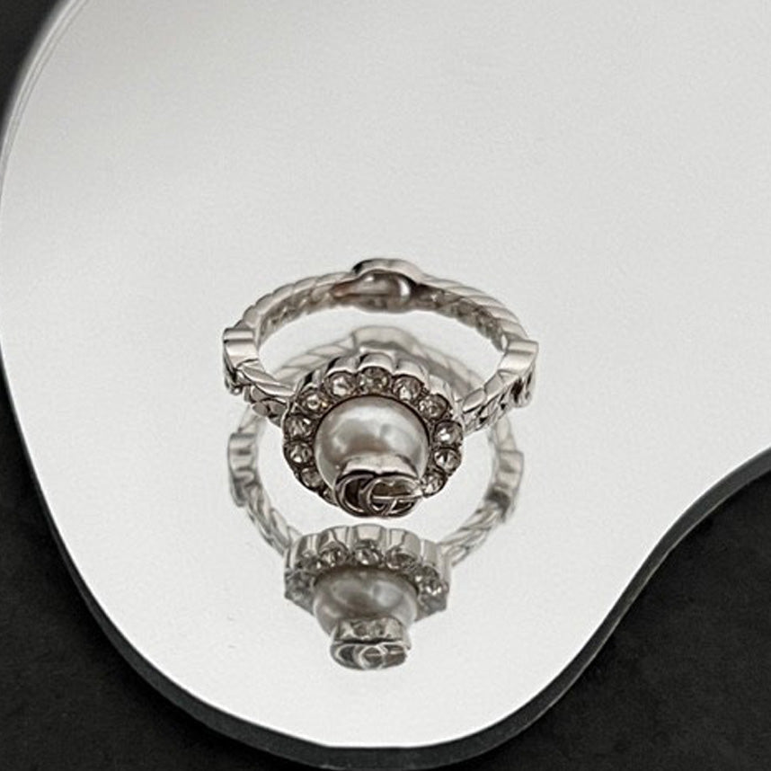 Gucci Double Pearl 18K Gold Ring product image 3, provided for visual reference and product detail review