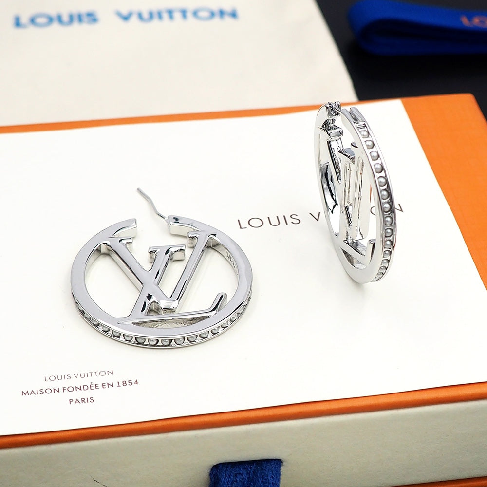 Louis Vuitton Louise Pearls 18K Gold Earrings product image 5, provided for visual reference and product detail review