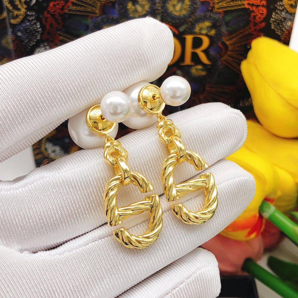 Dior 30 Montaigne Pearls 18K Gold Earrings product image 1, provided for visual reference and product detail review
