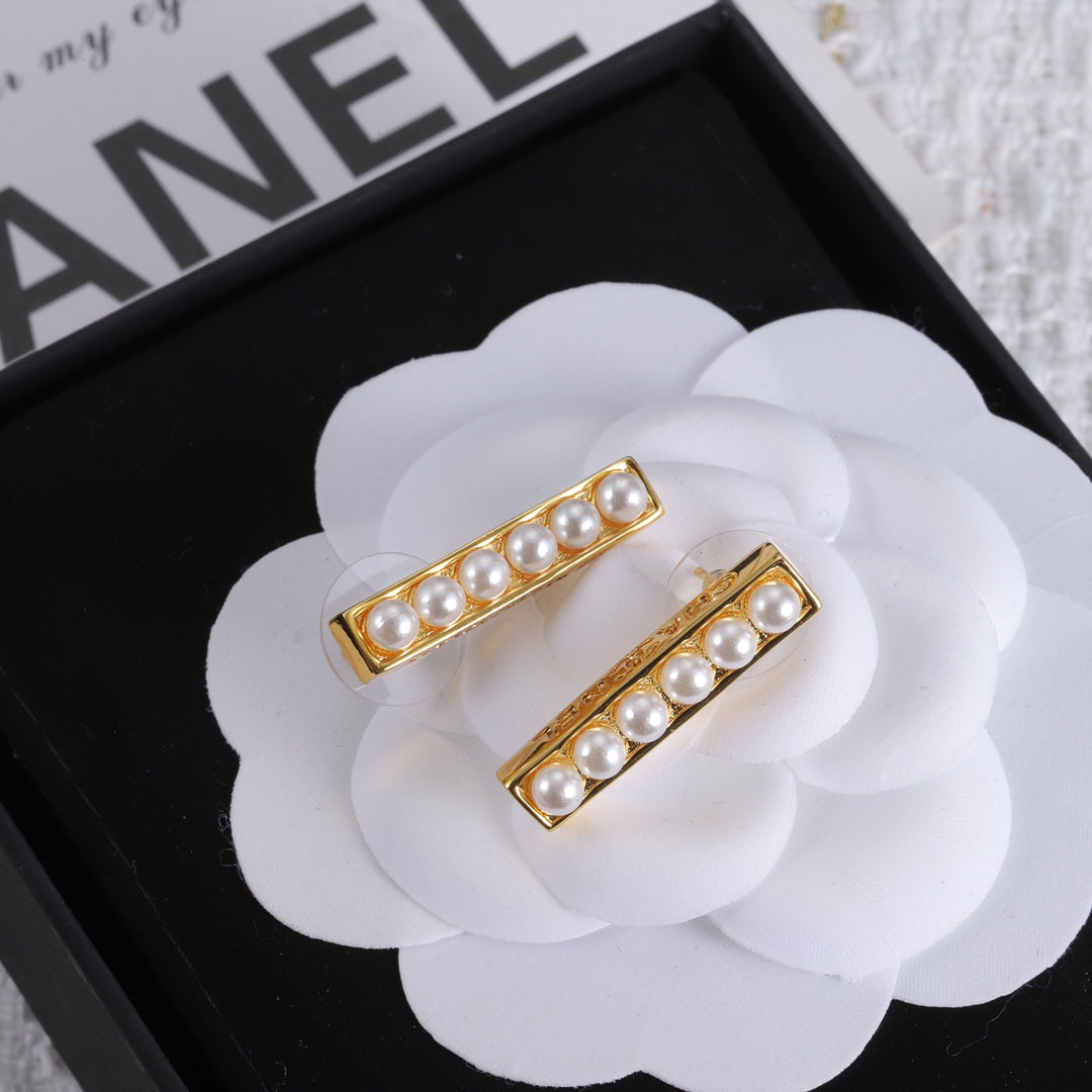Chanel Pearls 18K Gold Earrings product image 3, provided for visual reference and product detail review