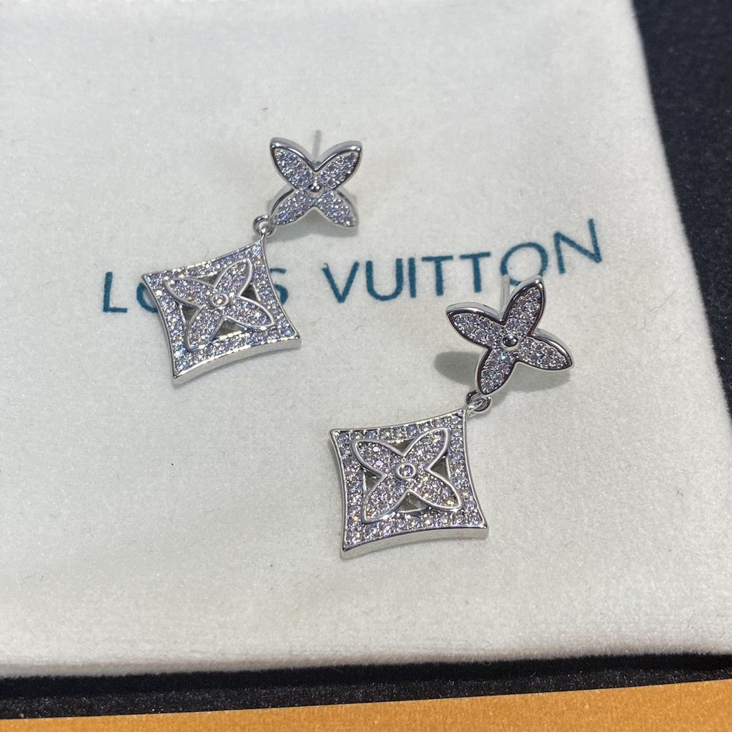 Louis Vuitton Blossom 18K Gold Earrings product image 2, provided for visual reference and product detail review