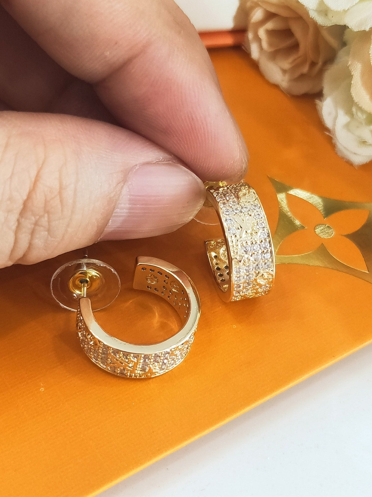 Louis Vuitton Circle 18K Gold Earrings product image 3, provided for visual reference and product detail review