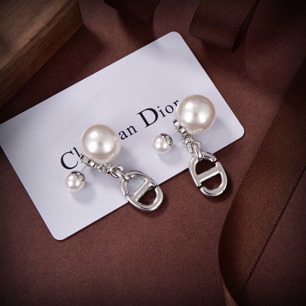 Dior 30 Montaigne 18K Gold Earrings product image 5, provided for visual reference and product detail review
