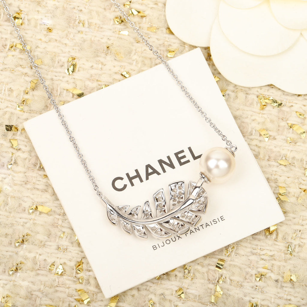 Chanel Plume De 18K Gold Necklace product image 6, provided for visual reference and product detail review