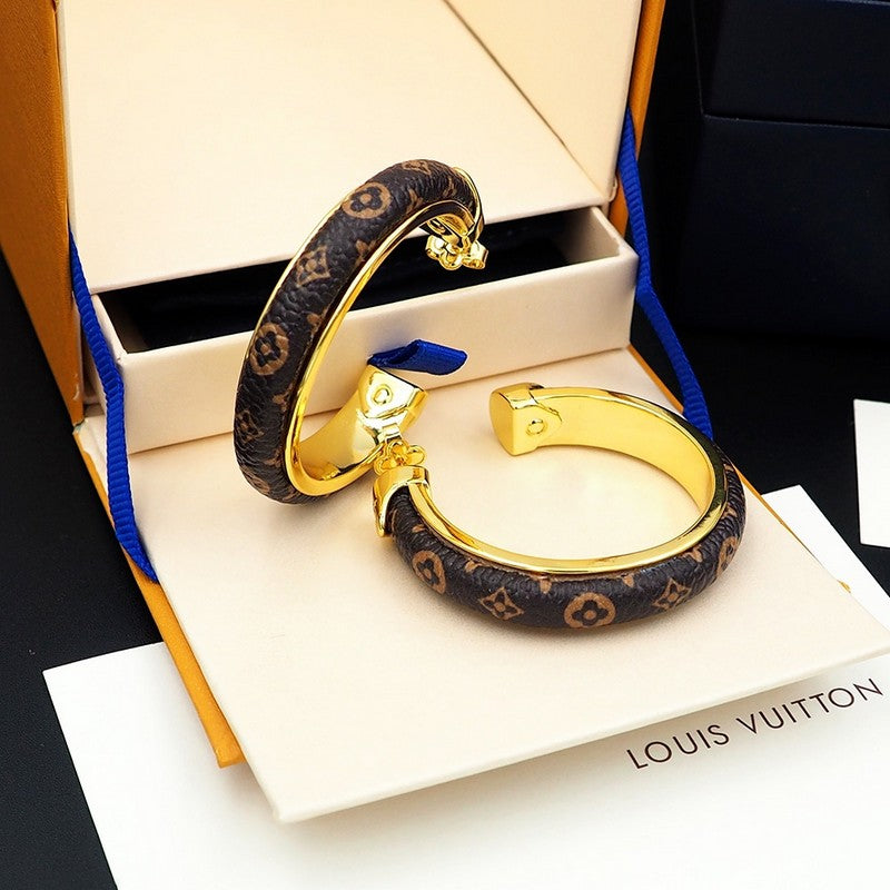 Louis Vuitton Signature 18K Gold Earrings product image 7, provided for visual reference and product detail review