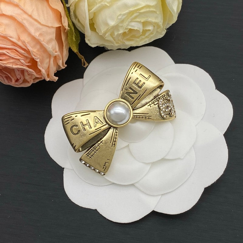 Chanel Bow Tie Pearl Gold 18K Gold Brooch product image 5, provided for visual reference and product detail review
