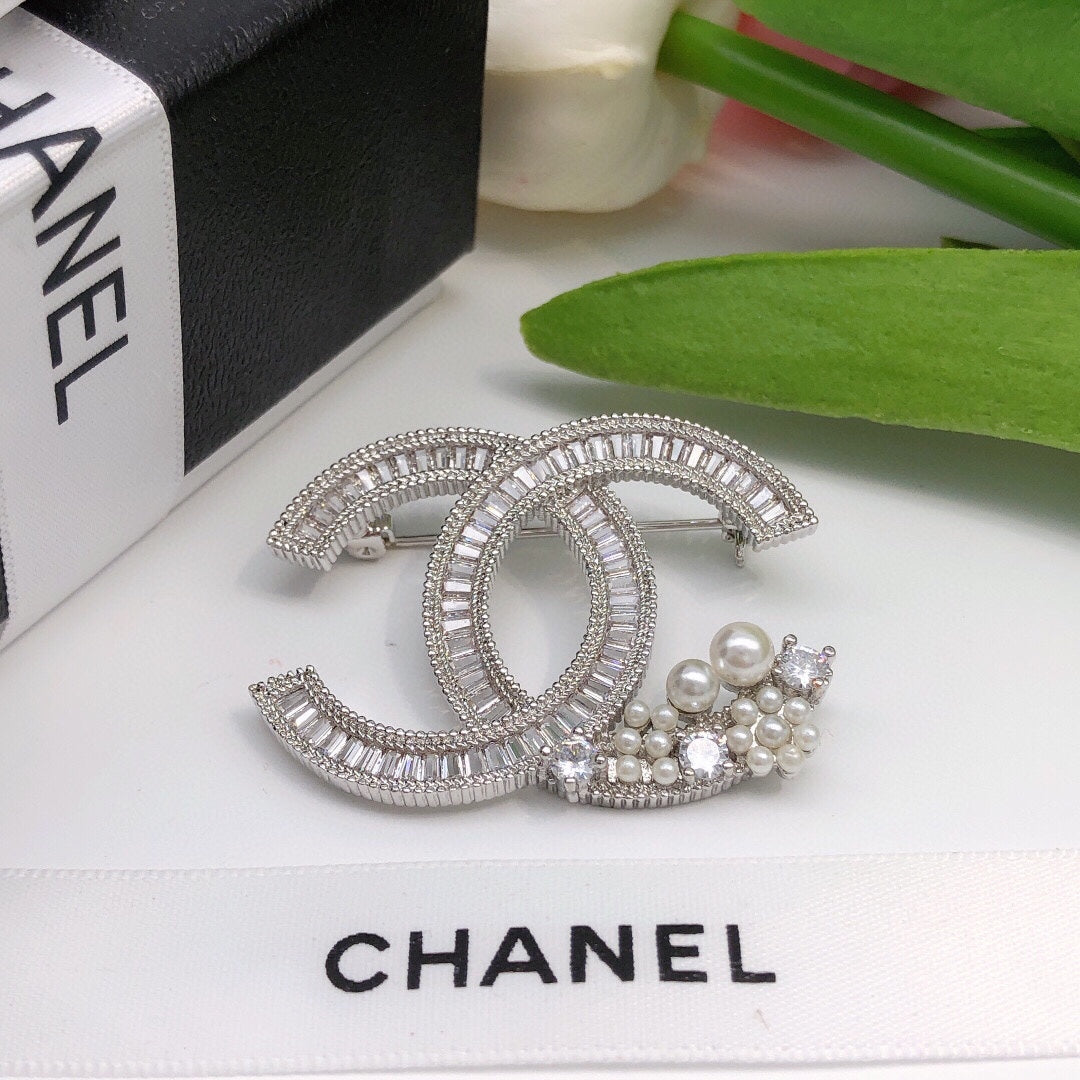 Chanel Star Crystals 18K Gold Brooch product image 3, provided for visual reference and product detail review
