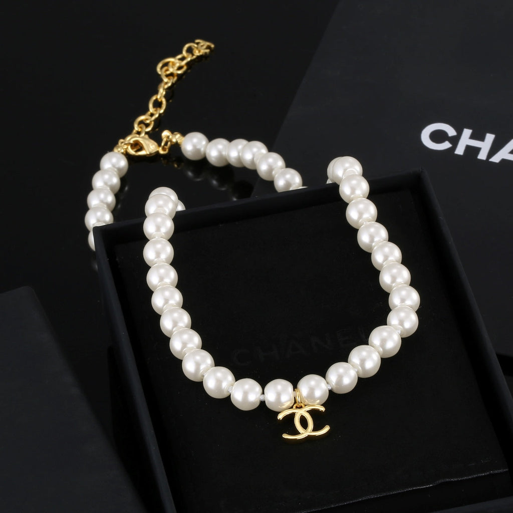 Chanel Pearls 18K Gold Necklace product image 3, provided for visual reference and product detail review