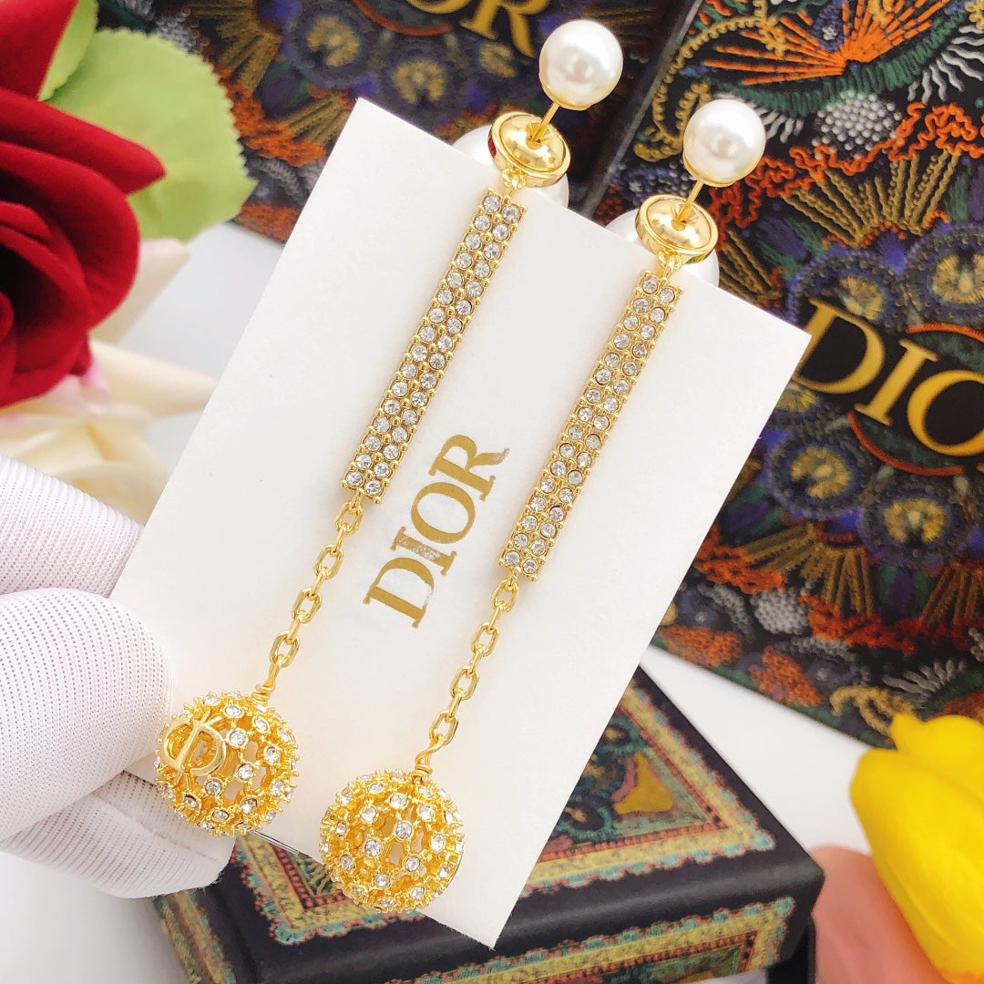 Dior Tassel Diamonds 18K Gold Earrings product image 3, provided for visual reference and product detail review