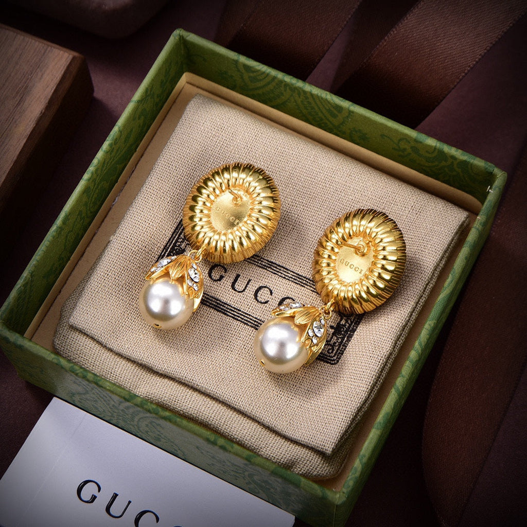 Gucci Double Pearl 18K Gold Earrings product image 2, provided for visual reference and product detail review