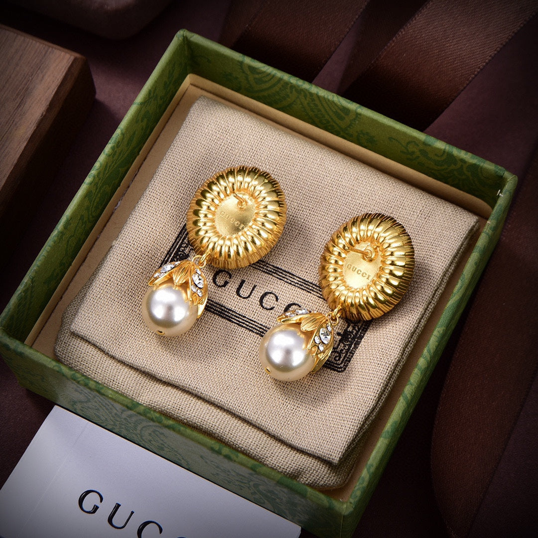 Gucci Double Pearl 18K Gold Earrings product image 2, provided for visual reference and product detail review