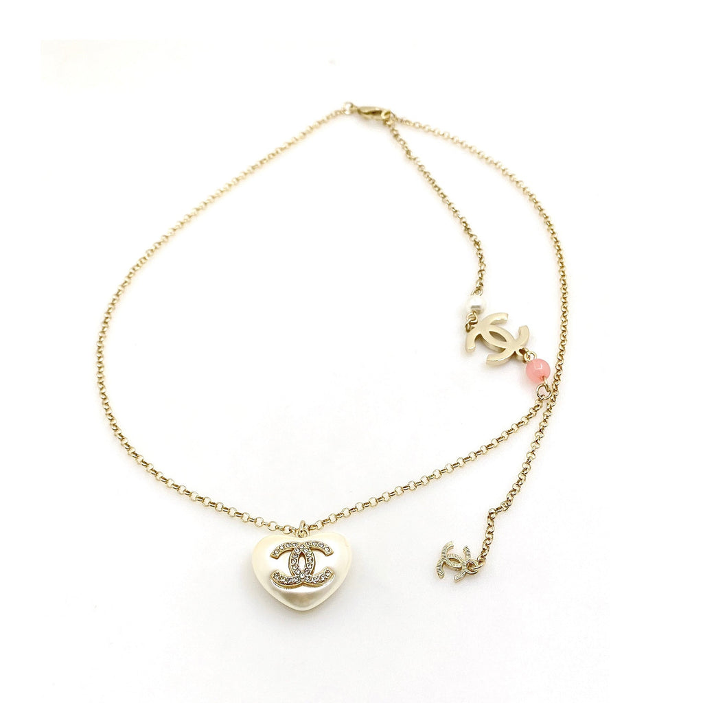 Chanel Pearl Heart Pink 18K Gold Necklace product image 1, provided for visual reference and product detail review