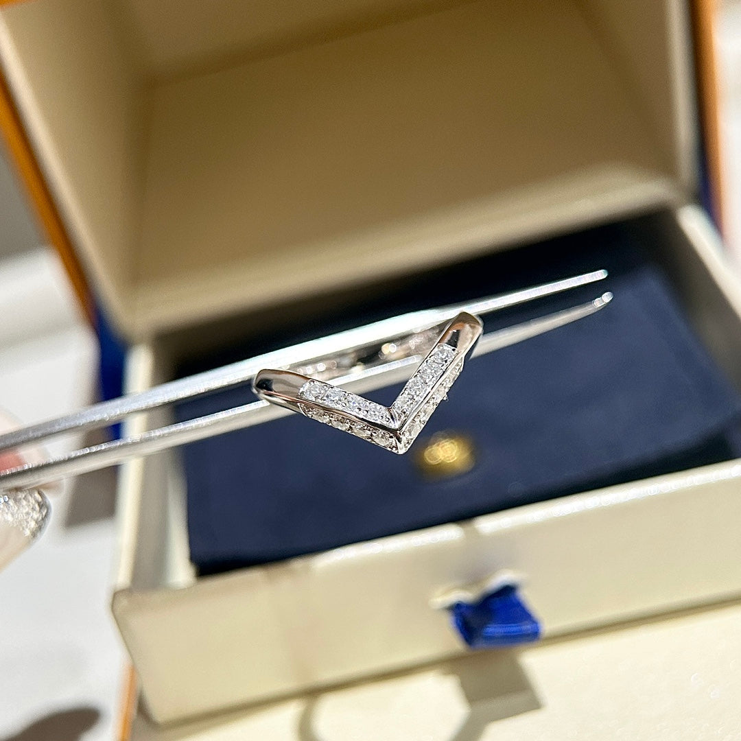 Louis Vuitton V Diamonds 18K Gold Ring product image 5, provided for visual reference and product detail review