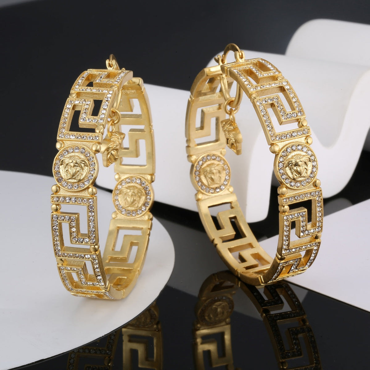 Ver Round Crystals 18K Gold Earrings product image 3, provided for visual reference and product detail review