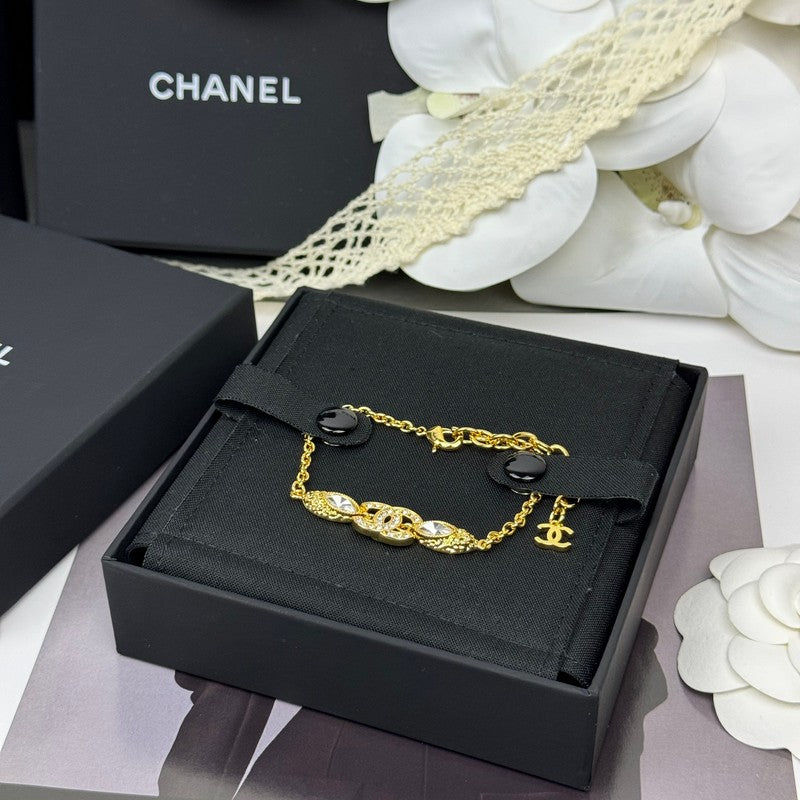 Chanel 26C Diamond Gold 18K Gold Bracelet product image 4, provided for visual reference and product detail review