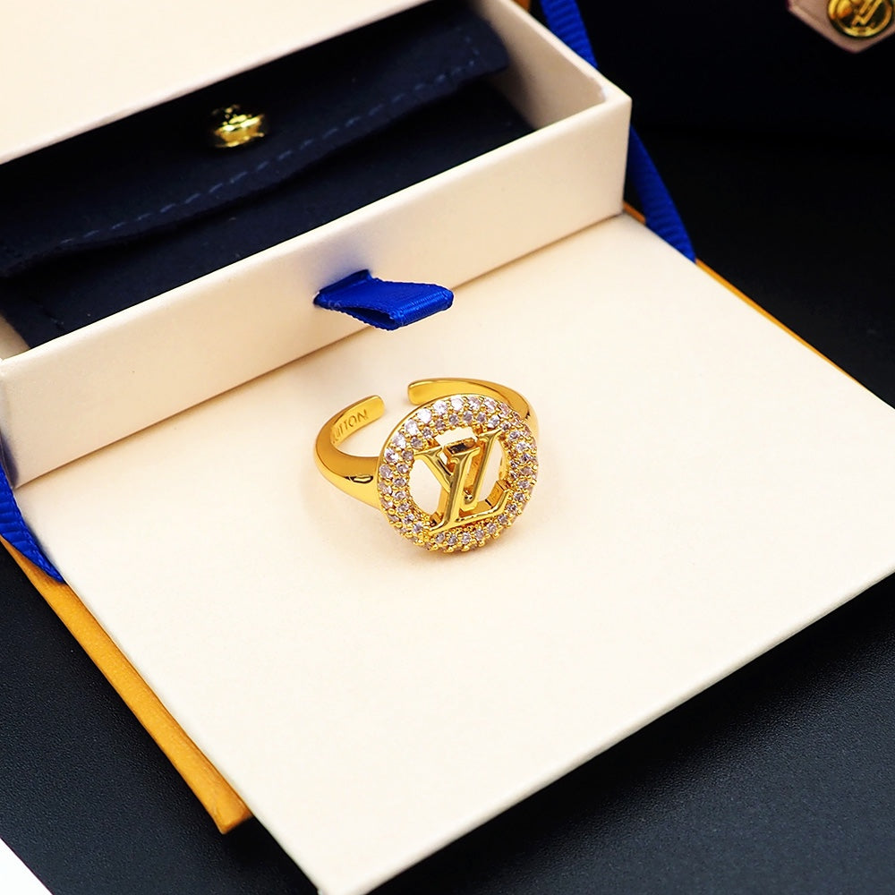 Louis Vuitton Louise Tresor 18K Gold Ring product image 7, provided for visual reference and product detail review