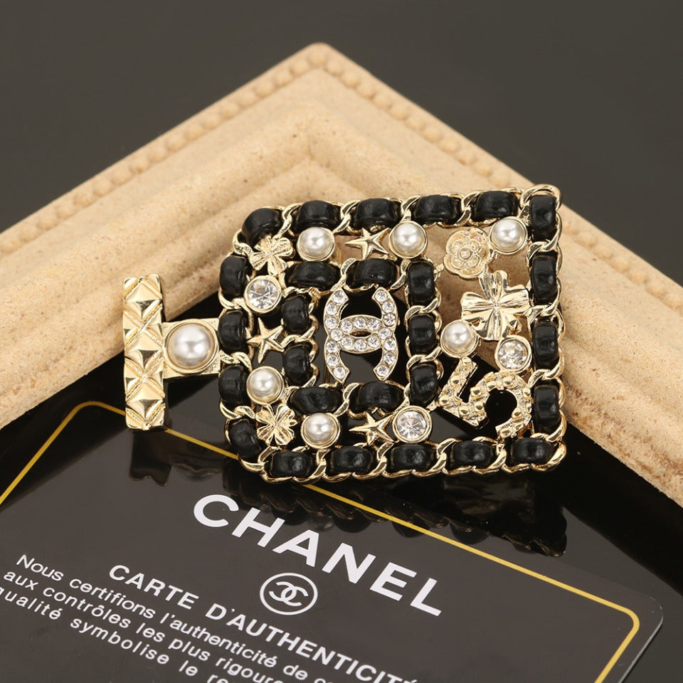 Chanel Bottle Strass 18K Gold Brooch product image 4, provided for visual reference and product detail review