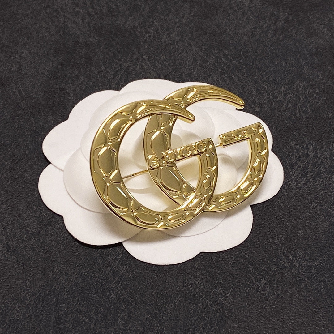 Gucci Double 18K Gold Brooch product image 4, provided for visual reference and product detail review