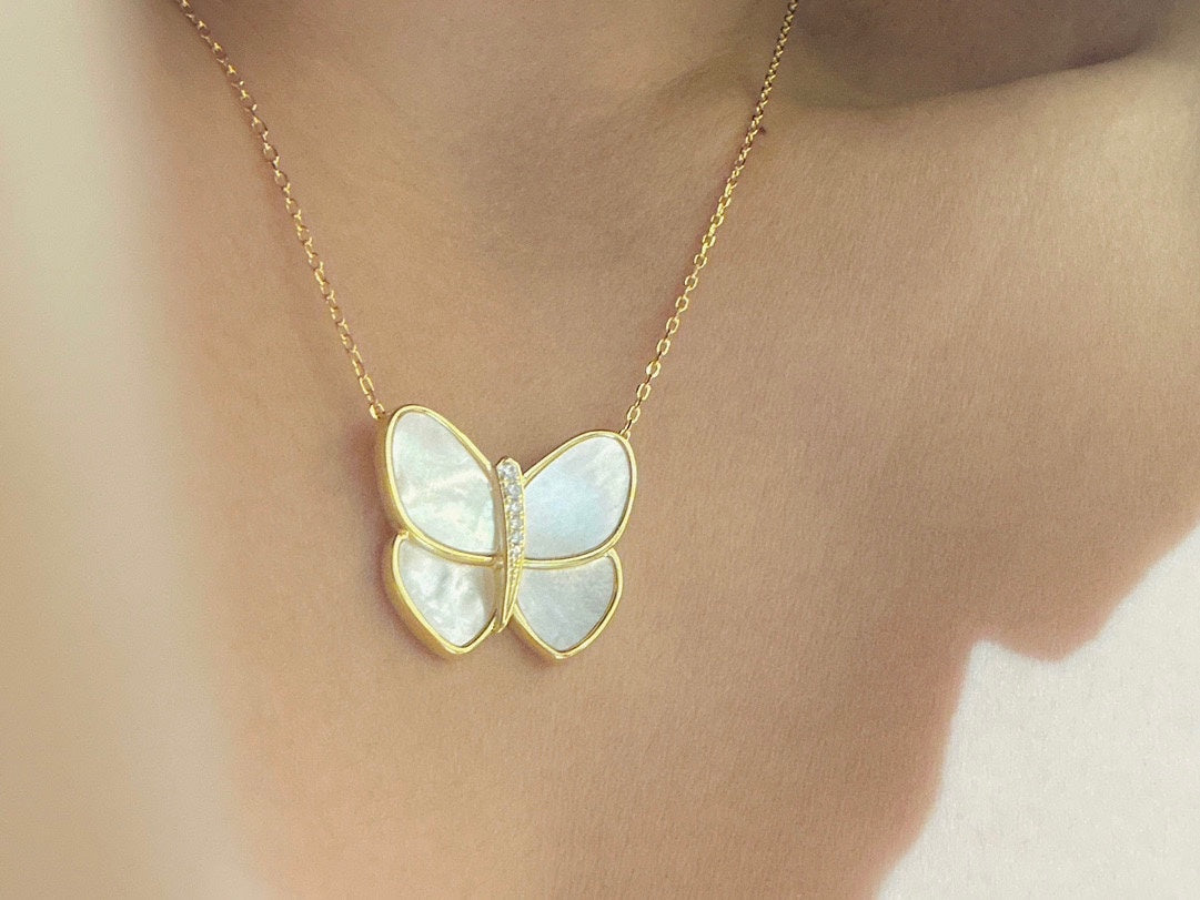 Butterfly Pearl 18K Gold Necklace product image 2, provided for visual reference and product detail review