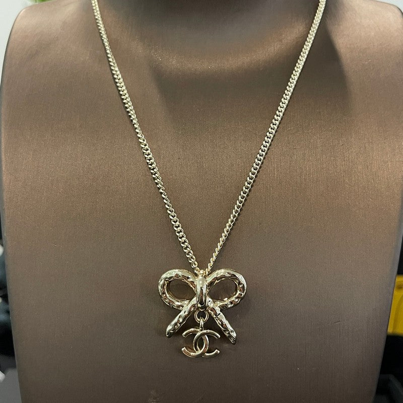 Chanel Gold Bow Tie 18K Gold Necklace product image 1, provided for visual reference and product detail review