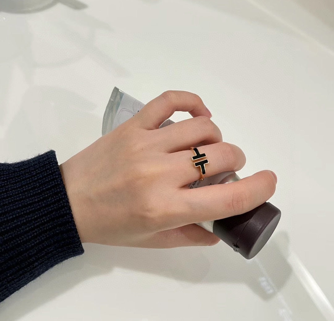 Tiffany Black Onyx Wire 18K Gold Ring product image 2, provided for visual reference and product detail review