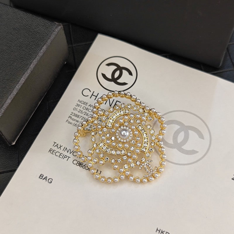 Chanel Camellia Pearl 18K Gold Brooch product image 3, provided for visual reference and product detail review