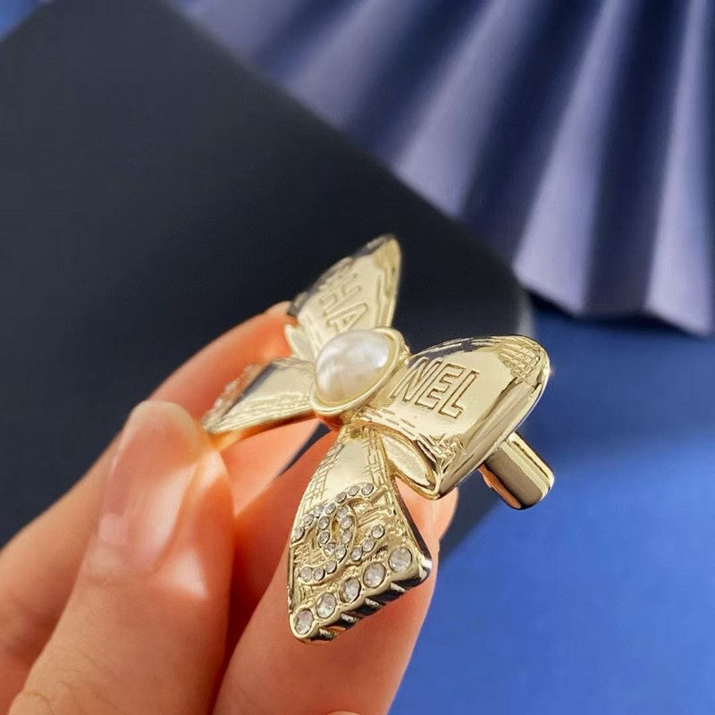 Chanel Bow Tie Gold 18K Gold Brooch product image 5, provided for visual reference and product detail review