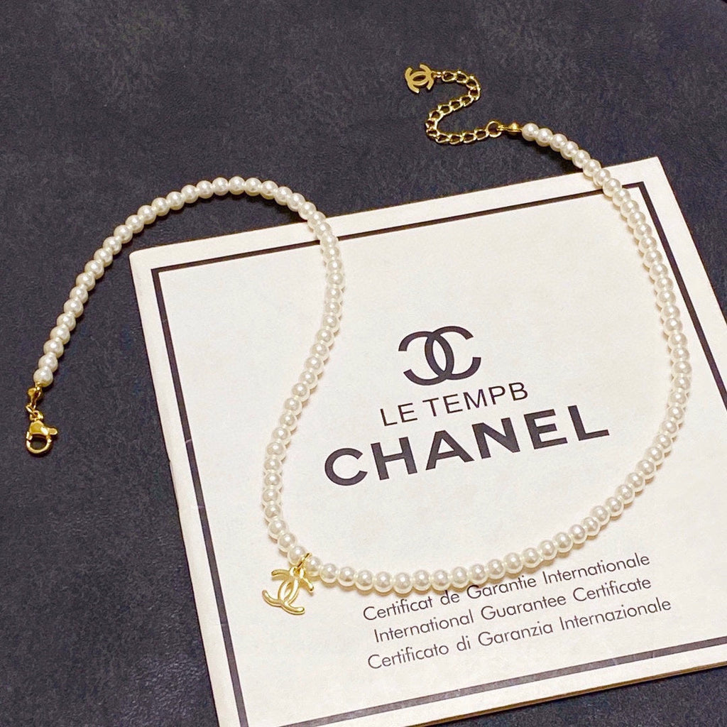 Chanel Pearls Choker 18K Gold Necklace product image 6, provided for visual reference and product detail review
