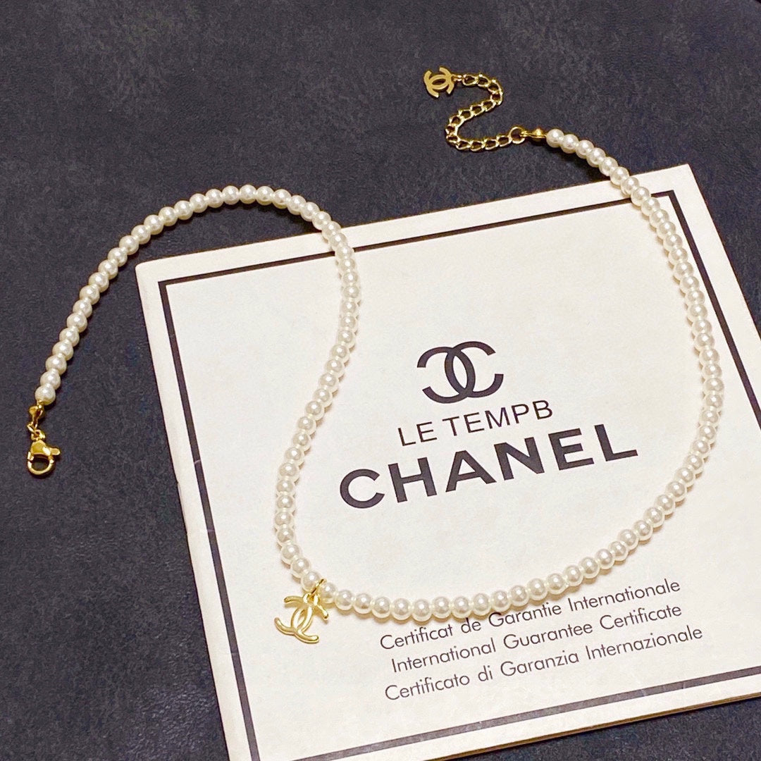 Chanel Pearls Choker 18K Gold Necklace product image 6, provided for visual reference and product detail review
