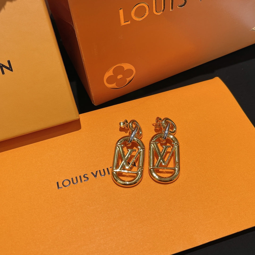 Louis Vuitton My Everyday Chain 18K Gold Earrings product image 6, provided for visual reference and product detail review