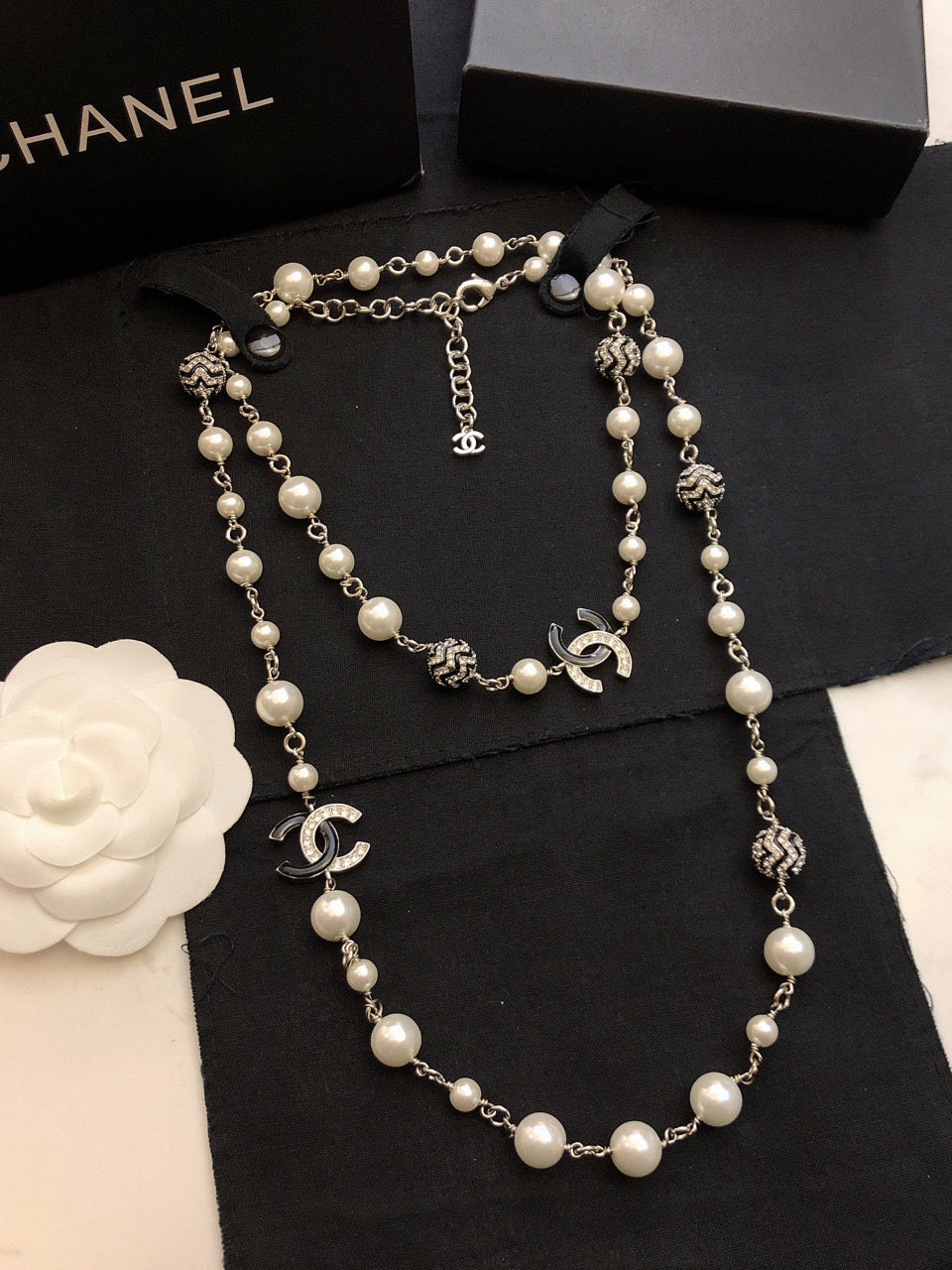 Chanel Star Pearls Long 18K Gold Necklace product image 4, provided for visual reference and product detail review