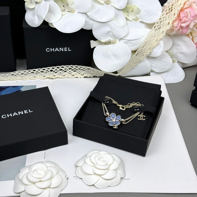 Chanel 26C Blue Flower Diamond 18K Gold Bracelet product image 4, provided for visual reference and product detail review