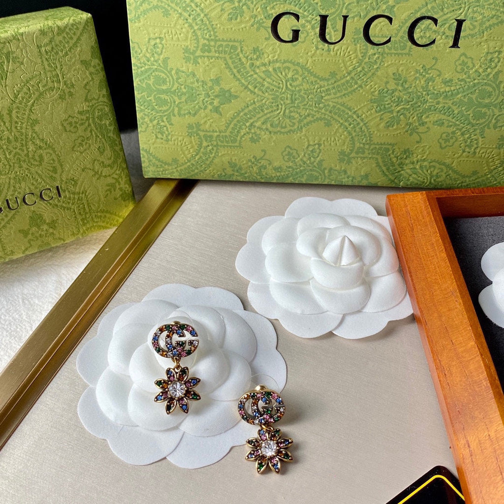 Gucci Double Flower Pendant 18K Gold Earrings product image 7, provided for visual reference and product detail review