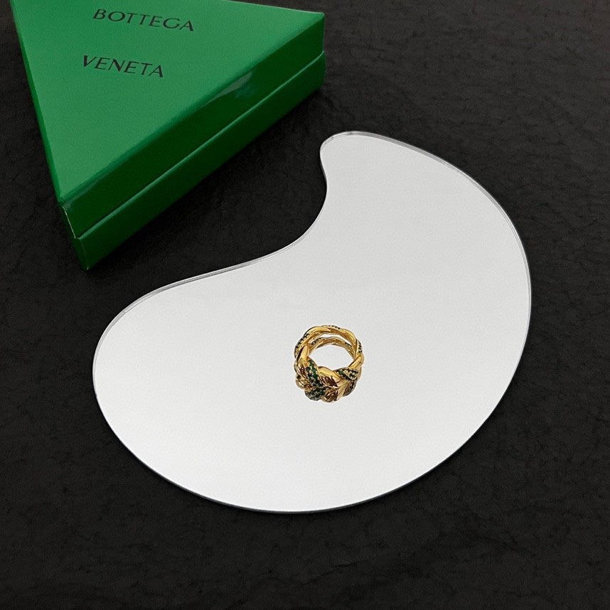 Bvlgari Green Crystals 18K Gold Ring product image 4, provided for visual reference and product detail review
