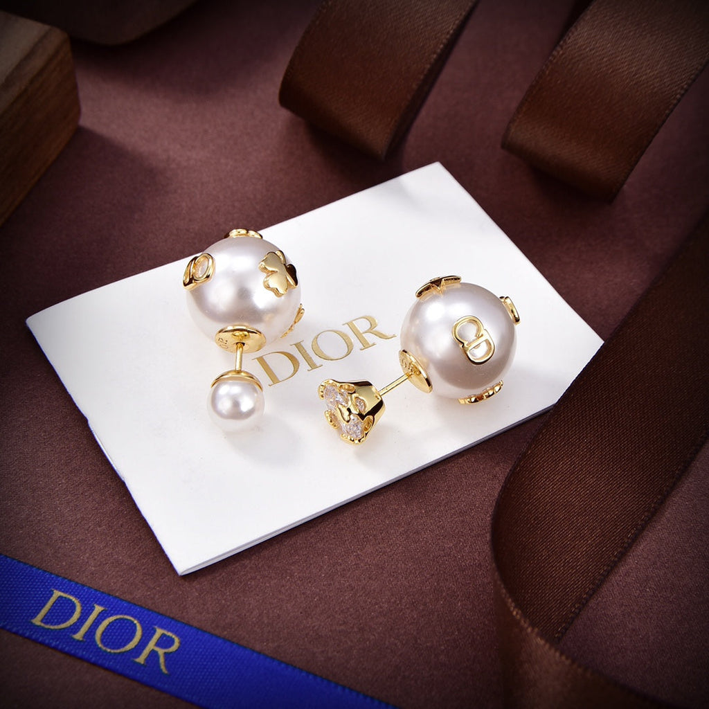 Dior Tribales Pearl 18K Gold Earrings product image 5, provided for visual reference and product detail review