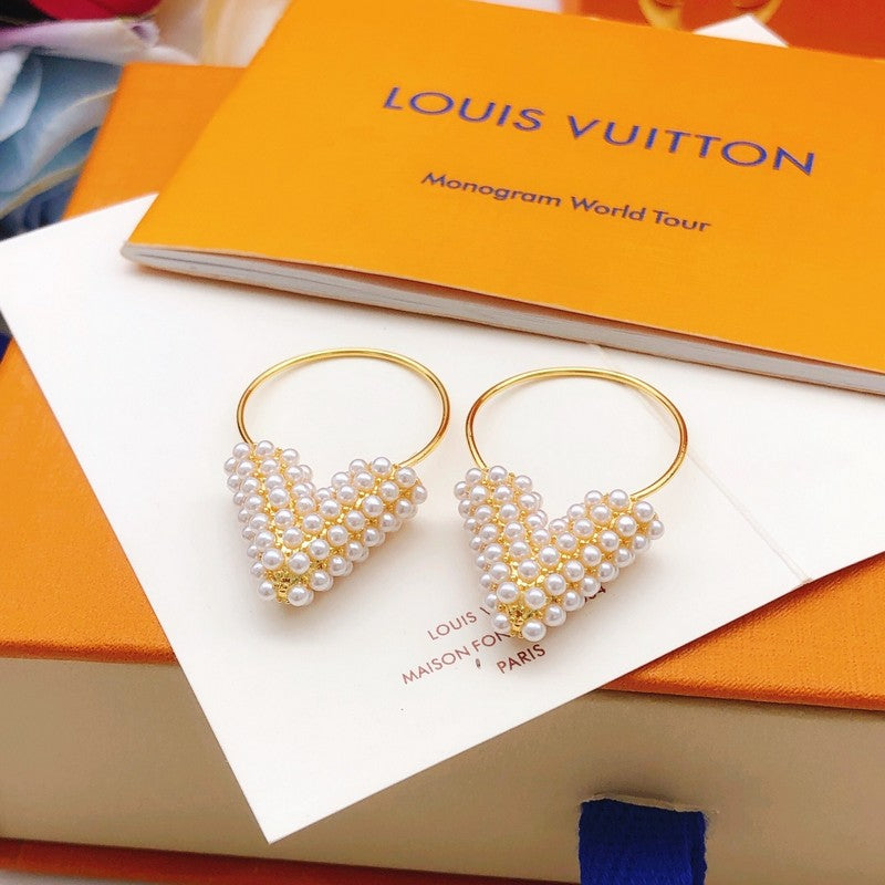 Louis Vuitton Essential V Perle Hoop 18K Gold Earrings product image 5, provided for visual reference and product detail