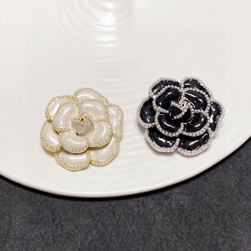 Chanel Camellia Black & White 18K Gold Brooch product image 7, provided for visual reference and product detail review