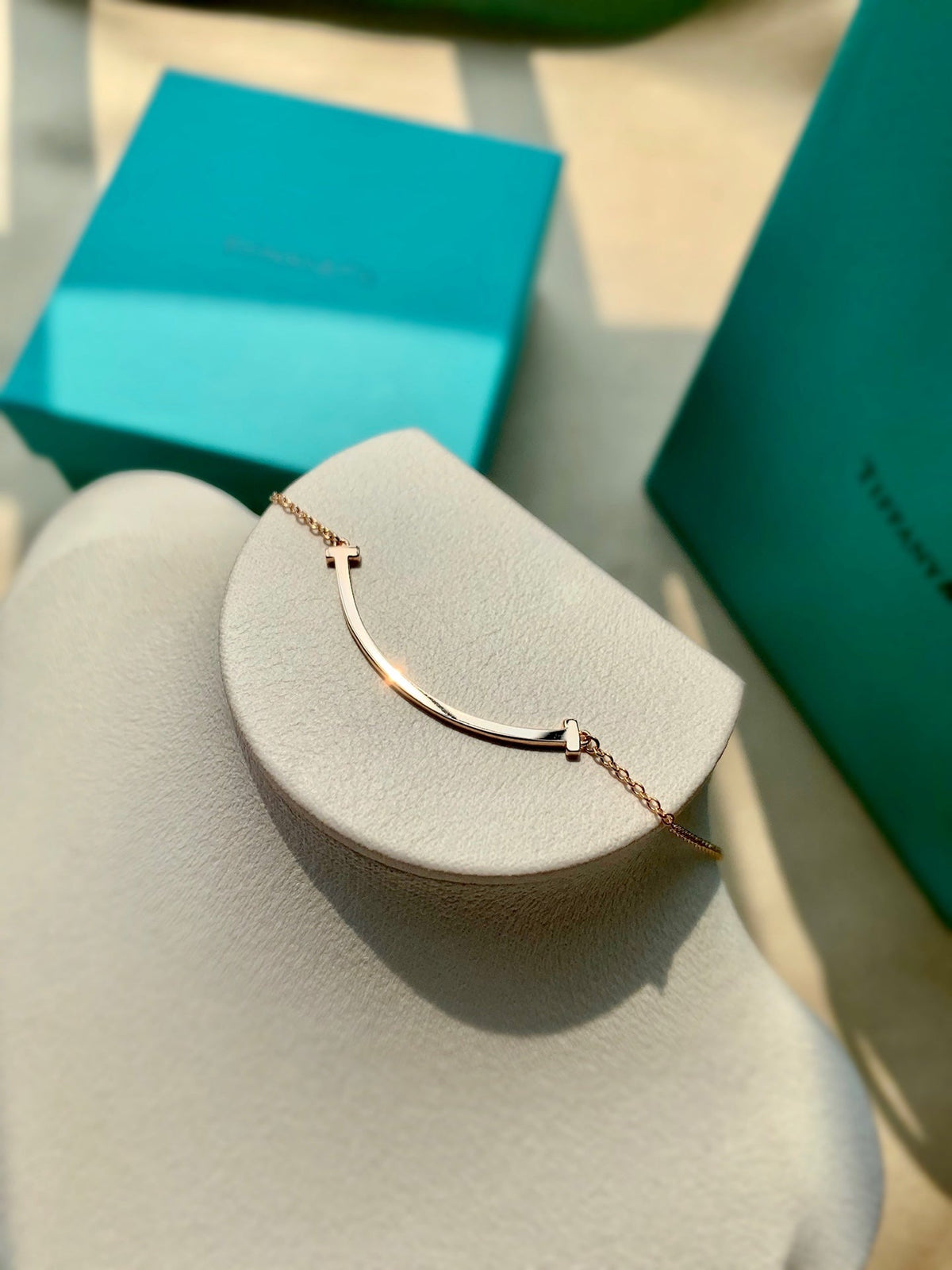 Tiffany Smile Pendant 18K Gold Necklace product image 5, provided for visual reference and product detail review