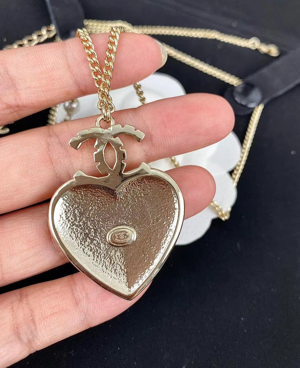 Chanel Heart 18K Gold Necklace product image 3, provided for visual reference and product detail review
