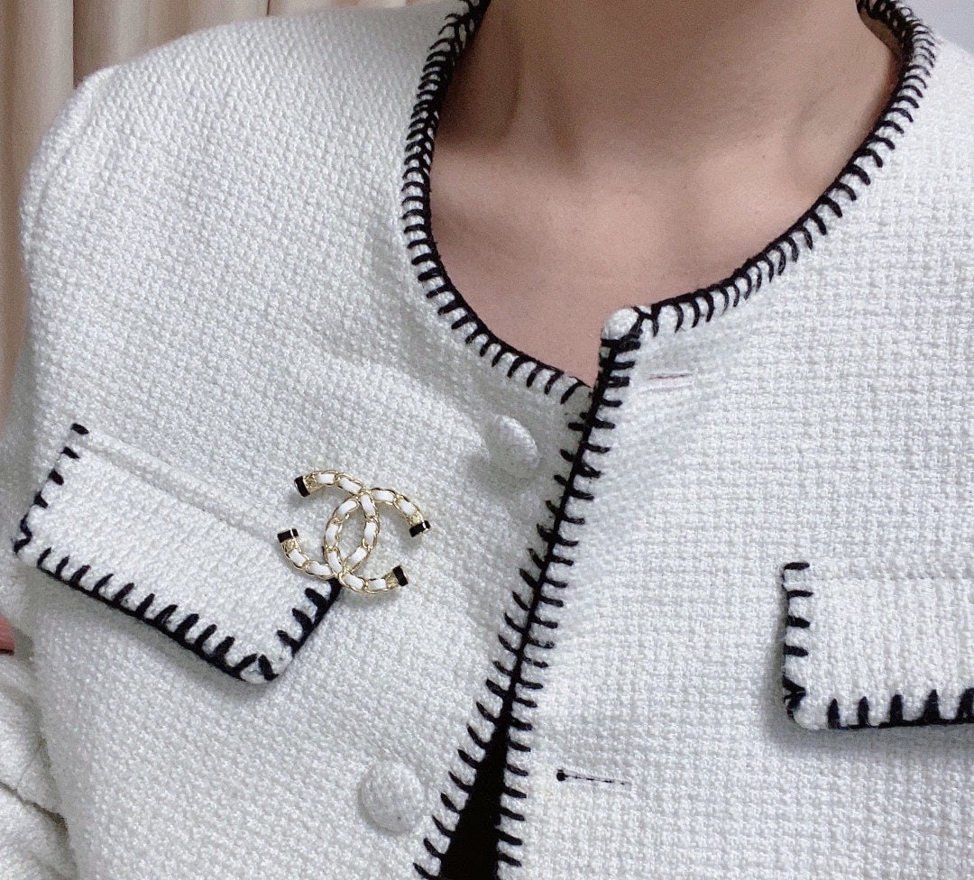 Chanel Pearl 18K Gold Brooch product image 2, provided for visual reference and product detail review