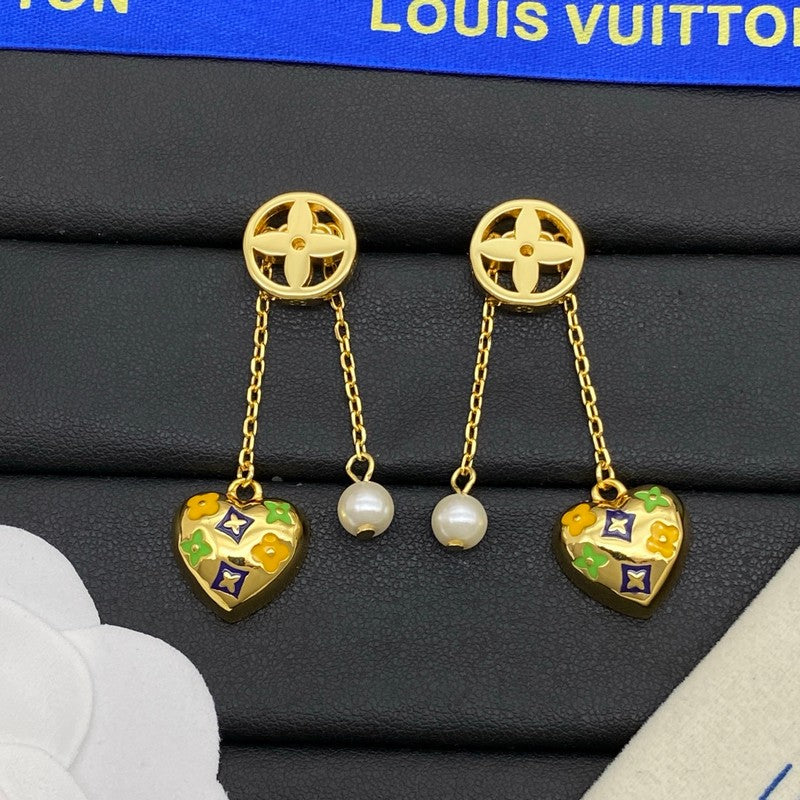 Louis Vuitton Diamond Pearl Drop 18K Gold Earrings product image 3, provided for visual reference and product detail review