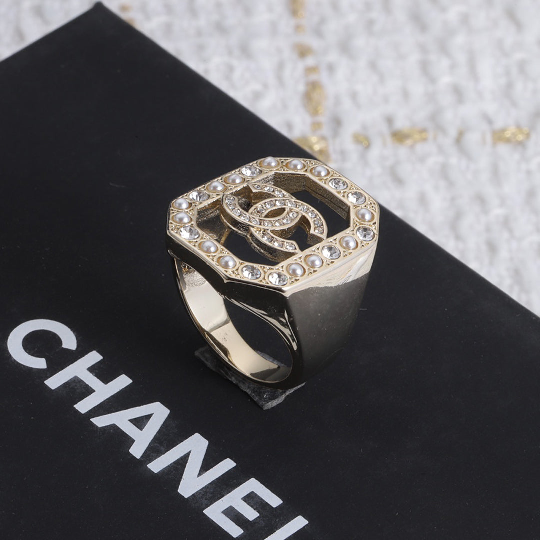 Chanel Diamonds 18K Gold Ring product image 1, provided for visual reference and product detail review