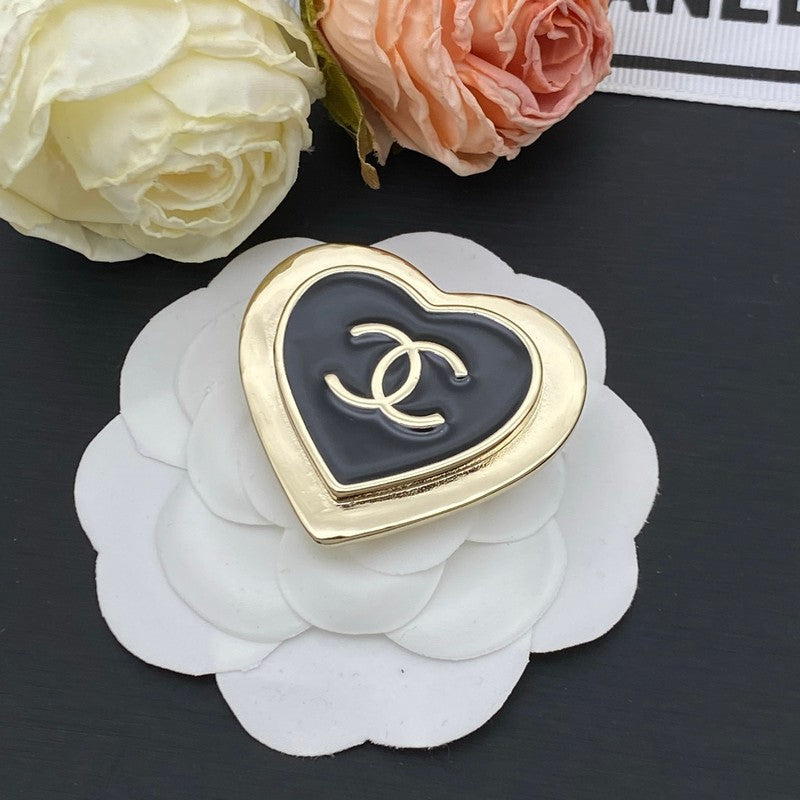 Chanel Black Heart Gold 18K Gold Brooch product image 3, provided for visual reference and product detail review