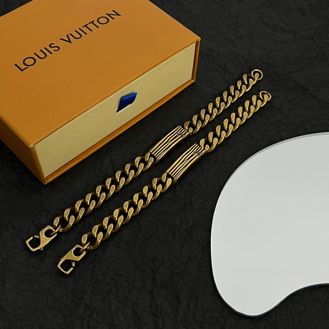 Louis Vuitton Vintage Chains 18K Gold Bracelet product image 3, provided for visual reference and product detail review