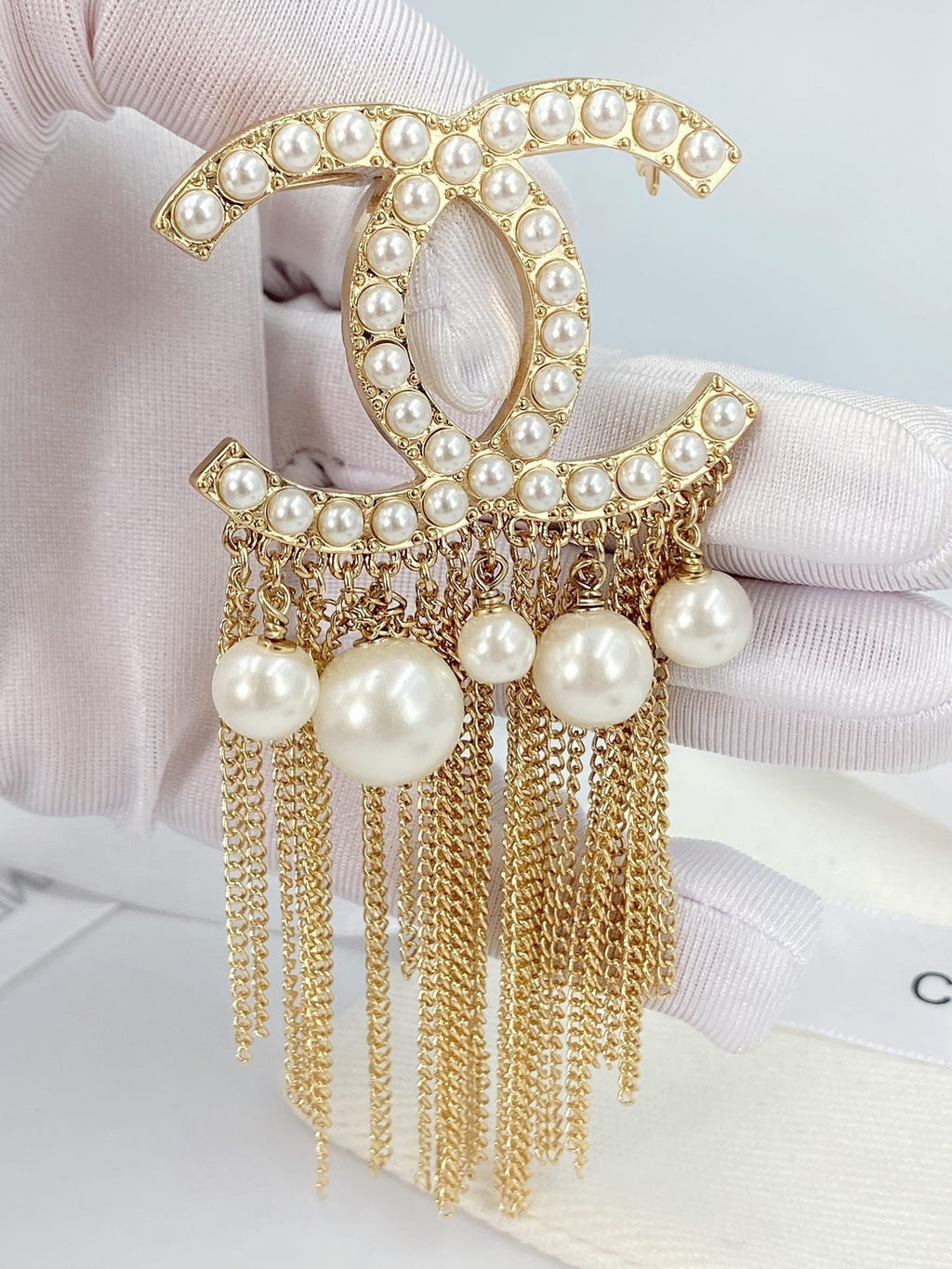Chanel Pearl Tassel 18K Gold Brooch product image 4, provided for visual reference and product detail review
