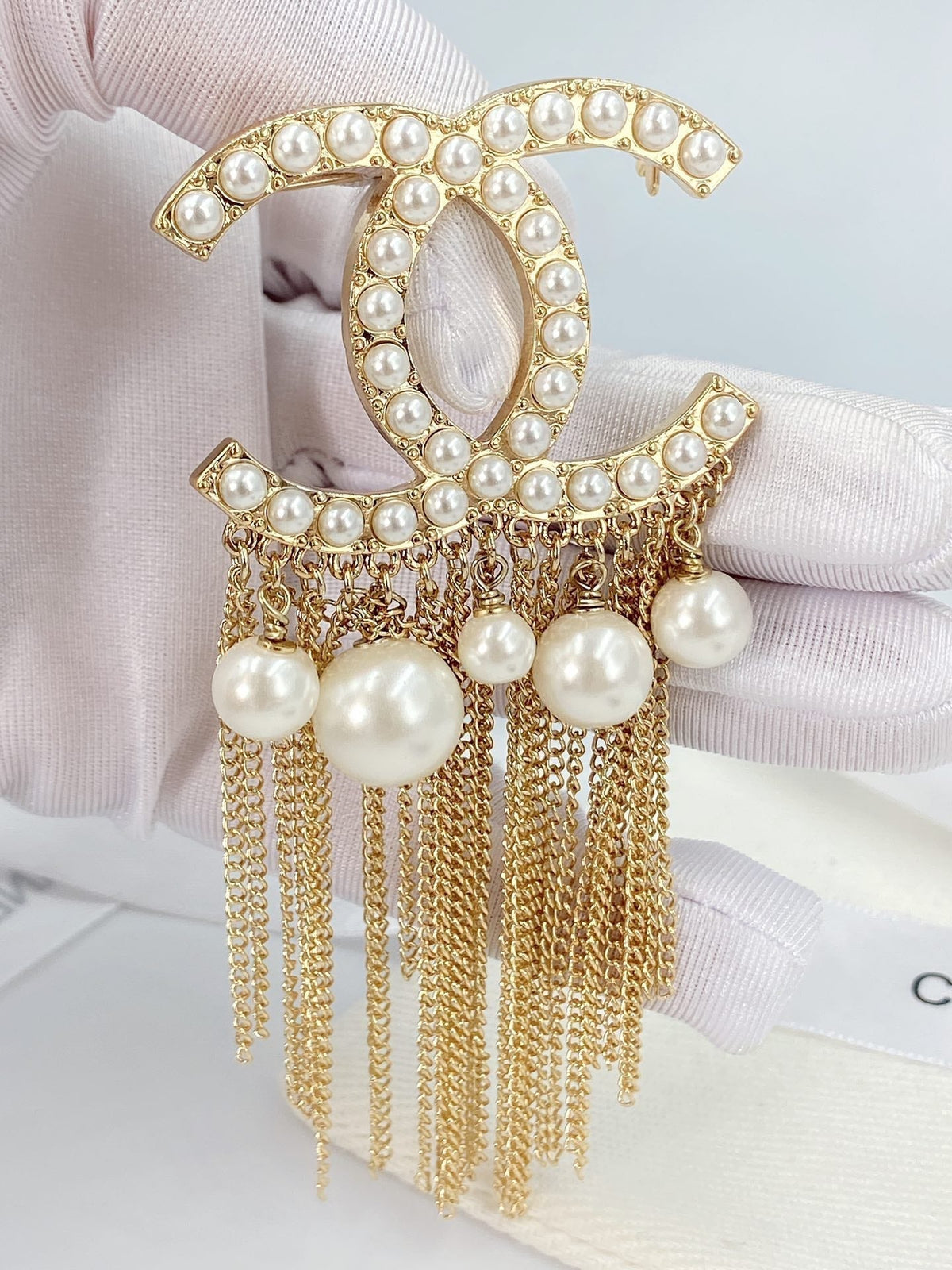 Chanel Pearl Tassel 18K Gold Brooch product image 4, provided for visual reference and product detail review