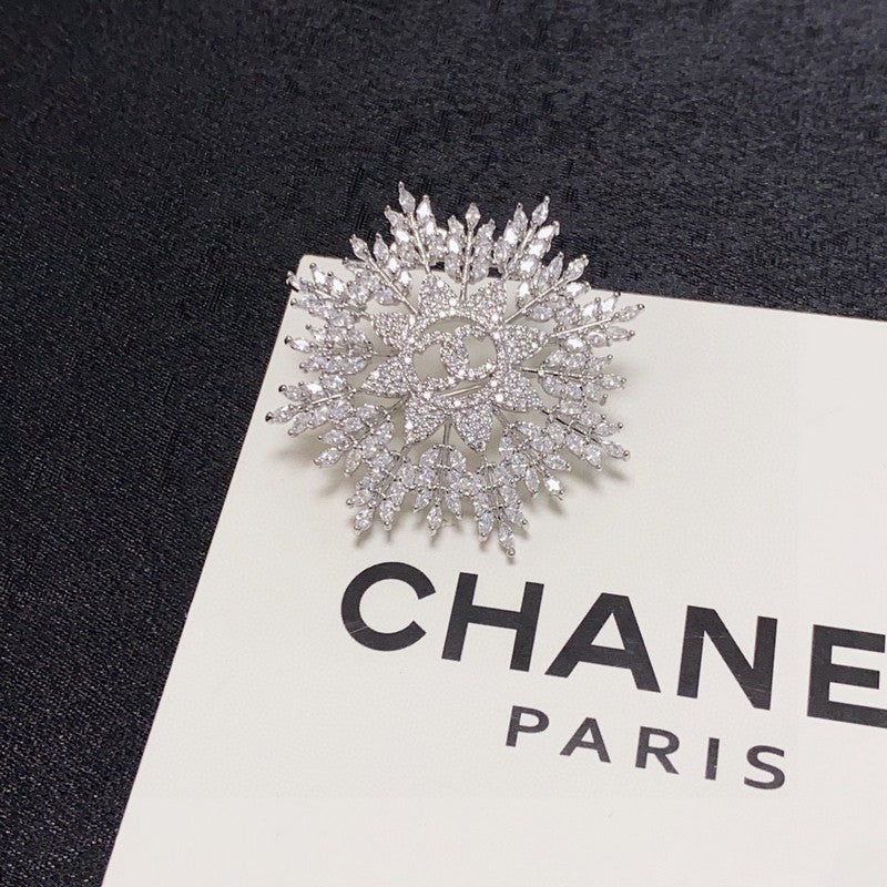 Chanel Flower Crystal 18K Gold Brooch product image 5, provided for visual reference and product detail review