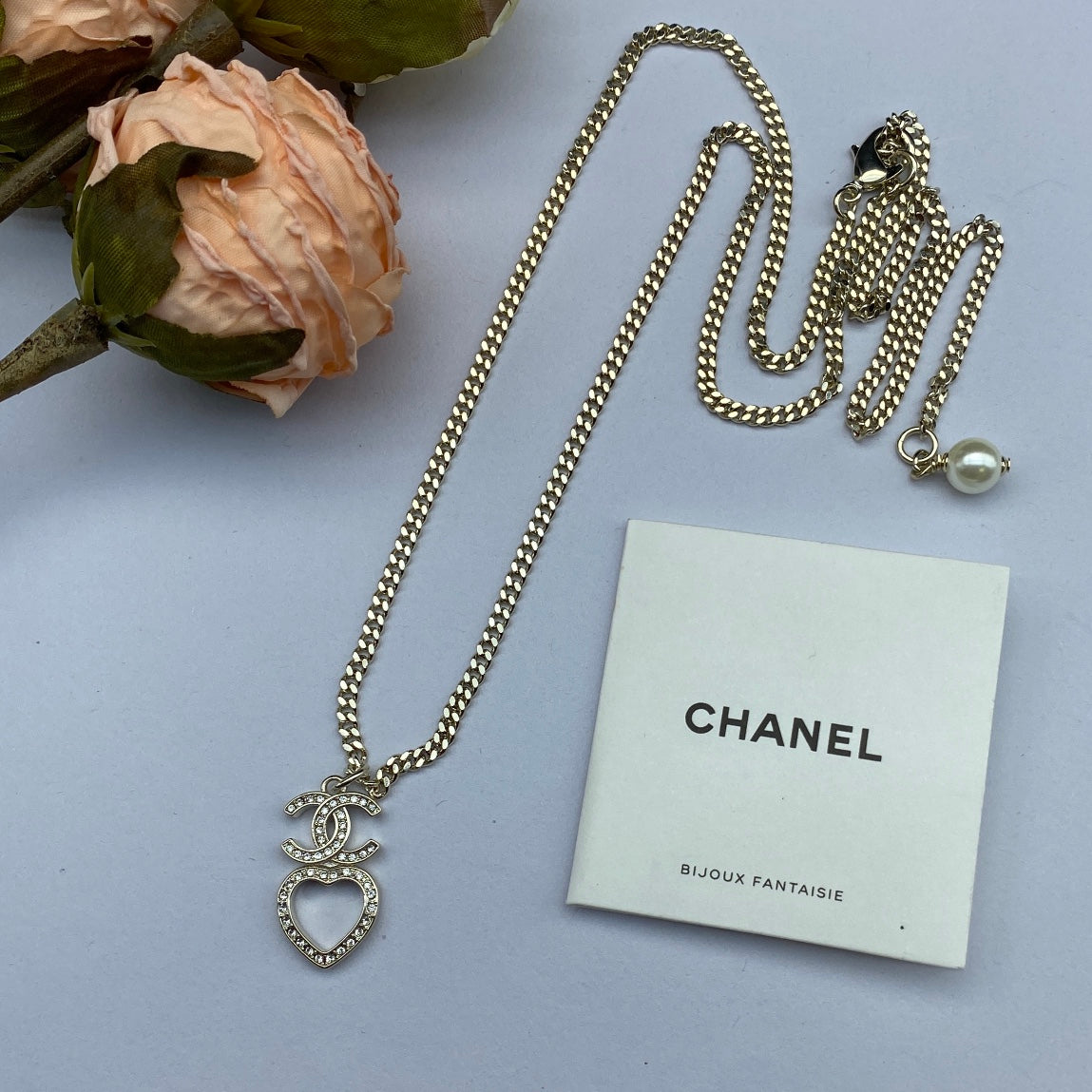 Chanel Heart Chain 18K Gold Necklace product image 6, provided for visual reference and product detail review