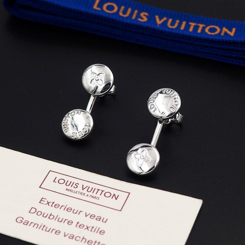 Louis Vuitton Studs 18K Gold Earrings product image 6, provided for visual reference and product detail review