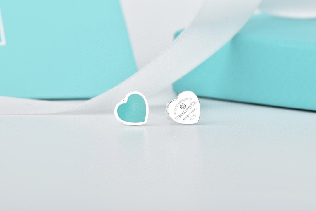 Tiffany Return to Heart 18K Gold Earrings product image 2, provided for visual reference and product detail review